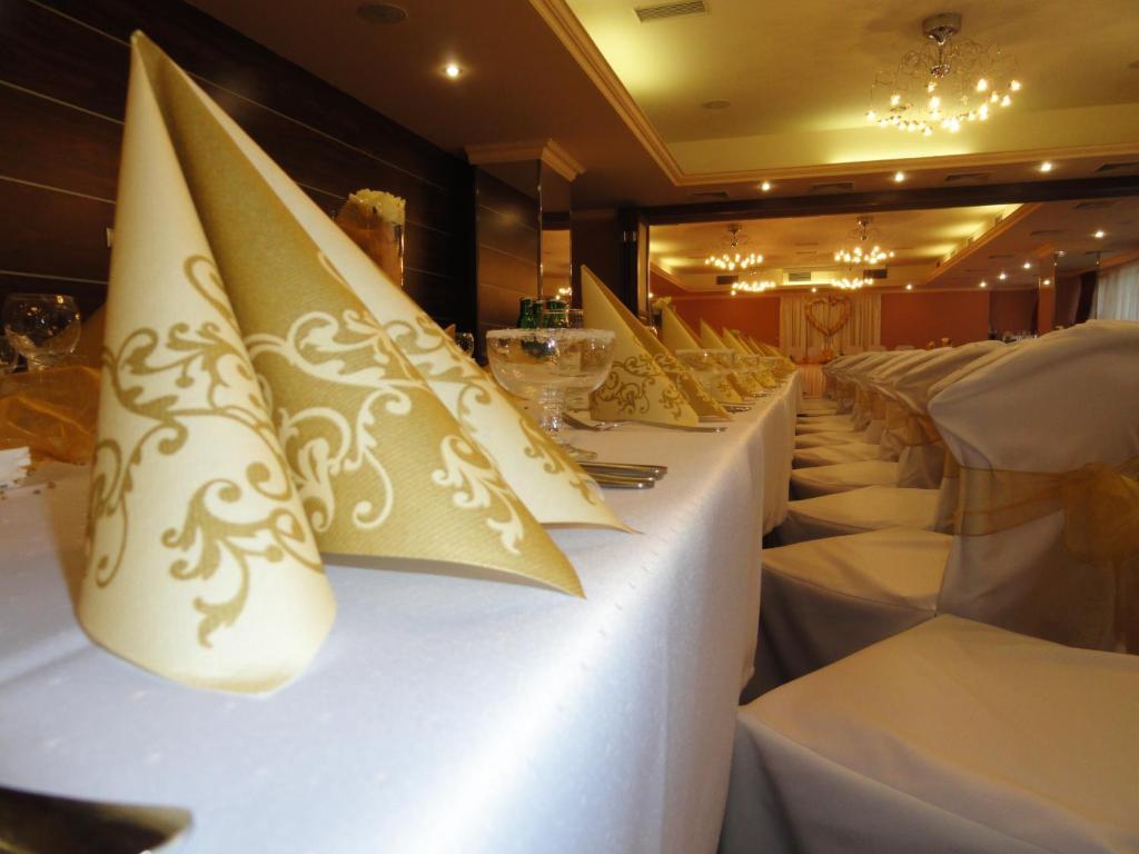 Hotel Druzba Michalovce Esterno foto