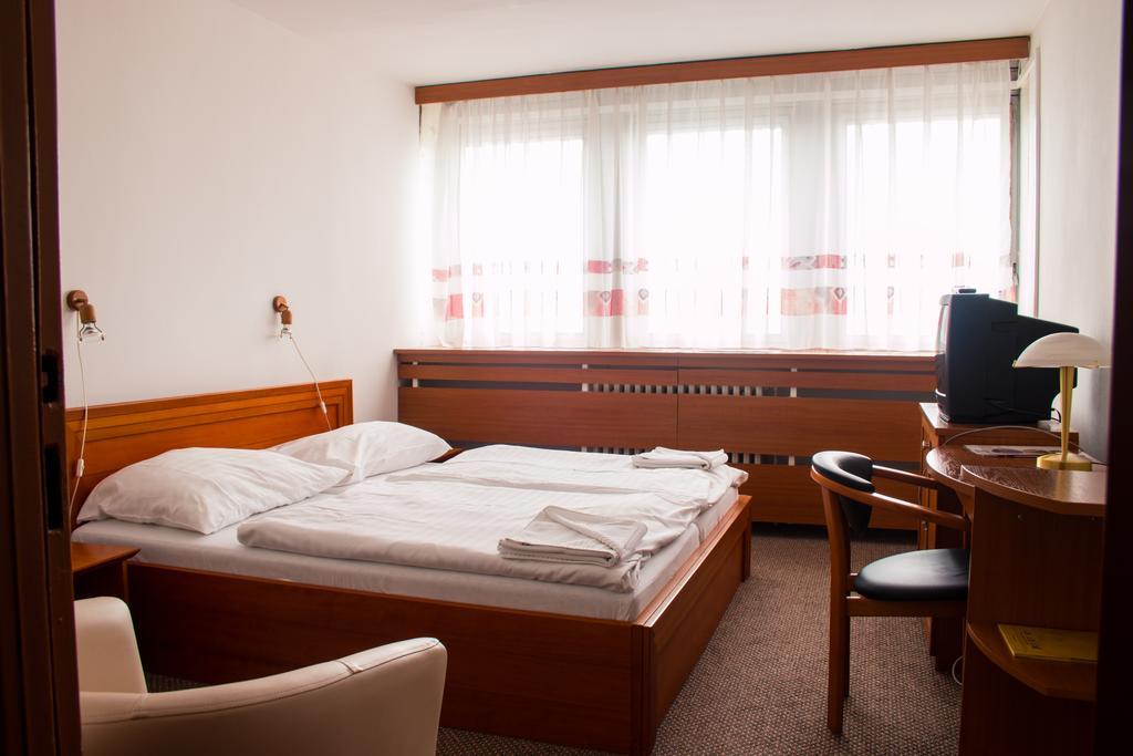Hotel Druzba Michalovce Esterno foto