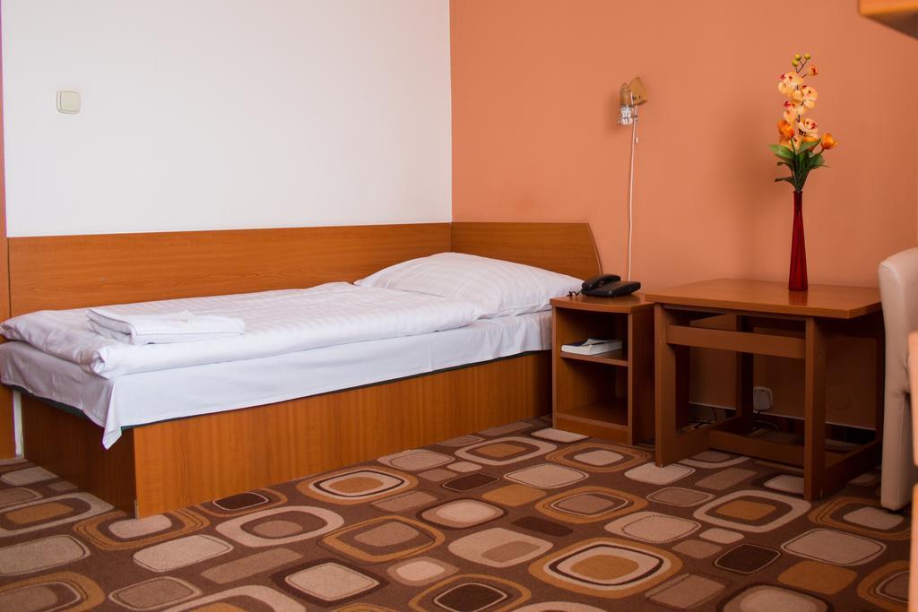 Hotel Druzba Michalovce Esterno foto