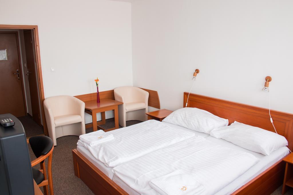 Hotel Druzba Michalovce Esterno foto